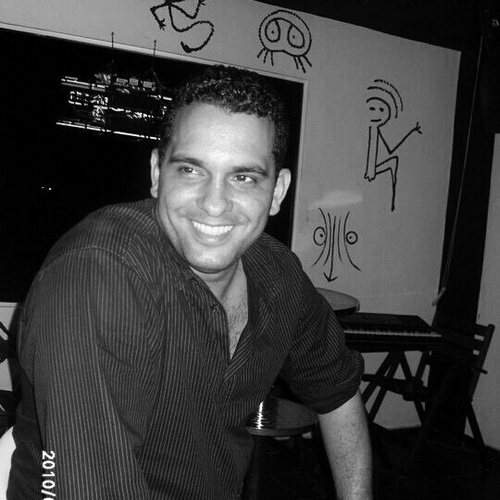38 años, empresario, amante de los libros, las buenas conversaciones, las tertulias caseras, el buceo y la musica..