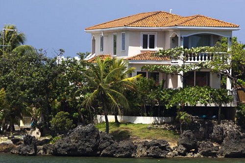 Roatan vacation rental villas on Half Moon Bay in Roatan's West End Village.