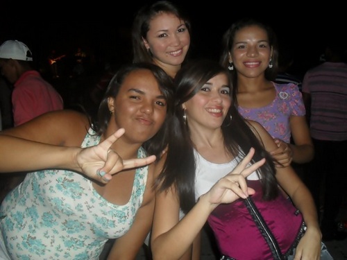 Eu sou extremamente chata, feia, boba, ciumenta, estranha, tímida, louca, possessiva e simplesmente feliz com a vida. Fã dos @OsDanadinhosS