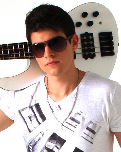 Sou Violonista e backing vocal do trio (L.P.J).