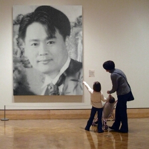 어디선가 날  부르는 목소리에  뒤돌아보면  보이는건 쓸쓸한거리  불어오는 바람뿐인데....바람결에 휘날리는 머리카락 쓸어올리며  가던걸음 멈추어서서 또 뒤를 돌아다 보네....

#일상생활 #일상다반사 #인연 #일기일회 #좋은글  #명언