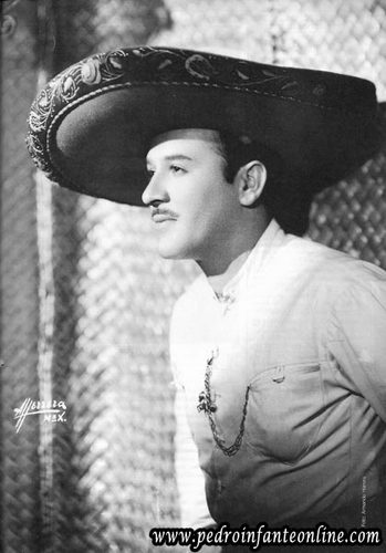 Mazatleco. Nací un 18 de Noviembre de 1917. Actor y cantante de la época de Oro del cine Mexicano. ¡Y sigo más vivo que nunca!