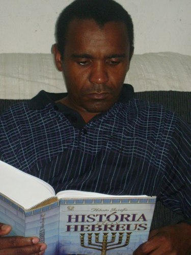 nasci em canhotinho pernambuco, moro em santo andre sp, sou casado e tenho três filhos.
sou evangelico.