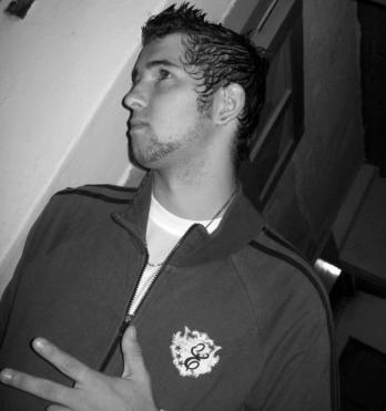 Sou um rapaz Feliz. Alegre. e Solteiro