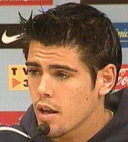 VictorCantes's profile picture. Portero y cantautor. Confundo a mis defensas con los delanteros.Ganador de Operación triunfo. Era Zamora en liga hasta que Piqué y Shakira empezaron a salir!!