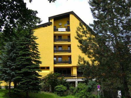 Hotel Smrečina*** sa nachádza medzi obcami Párnica a Zázrivá. Hotel poskytuje dostatok oddychu a športového vyžitia pre klientov v letných aj zimných mesiacoch.