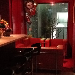 TKBARshibuya's profile picture. 2015年4月に閉店しました。
シンガーソングライター系のアーティストのためのライブバー。インテリアは2〜3週間ごとに展示替えするアーティスト作品。壁面をギャラリーとしてお貸出ししています。ライブやオフ会など様々な用途にご利用いただけるように音響と60インチモニターを常設。まずはお問い合わせください。