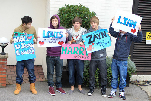 Harry styles is soooo hot ... follow if you agree ;)
