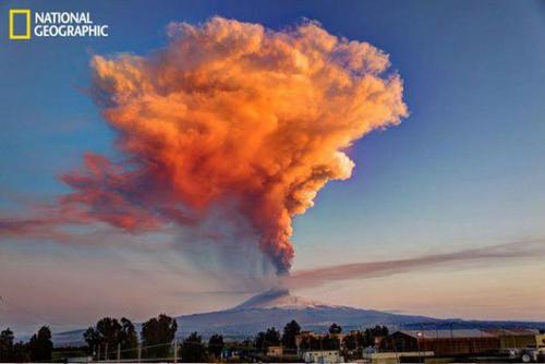 El Popocatépetl (náhuatl: Popōca, tepētl, «que humea, montaña o monte»«montaña que humea») es un volcán activo localizado en el centro de México.