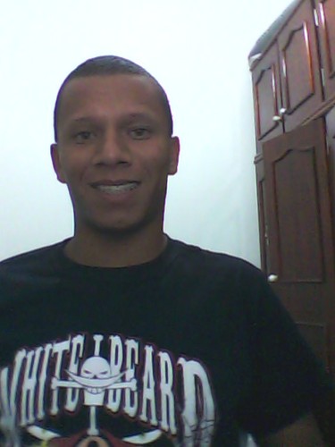sou apenas um rapaz a procura de amigos e um dia ser muito feliz
