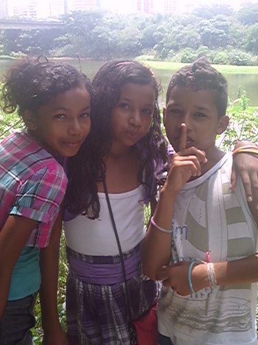eu  sou  uma  menina  que  adora  viajar  e  curte  com  minhas  amigas
