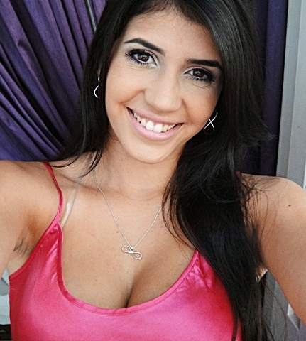 Deus, musica, trident, amigos, sorriso, facebook, santos fc, passarela, ice, verão, sorvete, camera, twitter, chocolate, salto, vodka, abraço, frio... Follow?