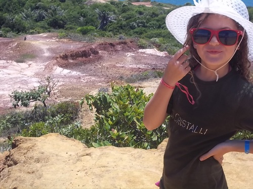 Eu sou idiota. Chata. Louca. Dramática. Esquisita. Uma hora rindo, outra chorando. Amo atrapalhar o sono das pessoas.OUHAOUHOAUHA
