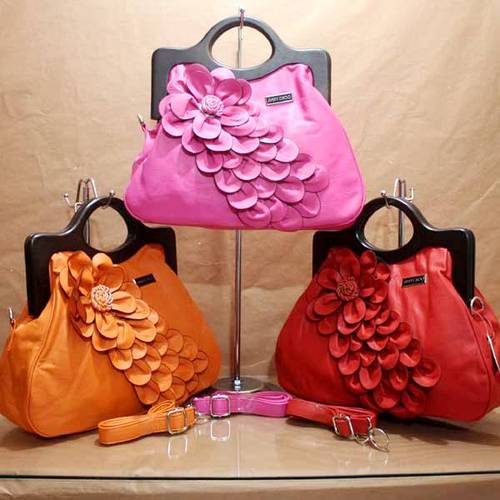 We are trusted Online bagshop. Kita jual tas2 import HK, JAPAN, n KOREA. Sms: 087892173477, Pin BB by DM