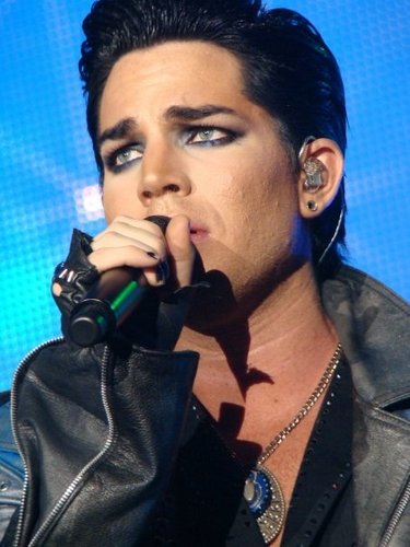 Adam Lambert es un artista de esos que aparecen cada tanto.Su generosidad escénica y destreza vocal nos conmueven. Si anhelas verlo en vivo en A.Latina, sumate.