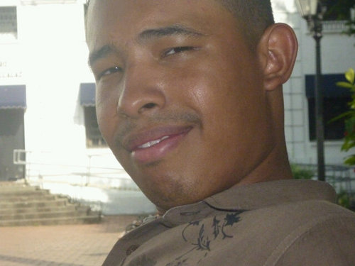 Tengo 27 años graduado en el artes y oficios, barbero actualmente  trabajando en colon