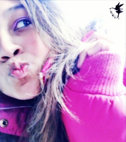 {..} Mábilyn ,16 anos, aquariana, boba, ciumenta, chata e feia, I ♥ cor de rosa, salto alto, chocolate e sms ! Quer saber mais ? Segue ;))*
