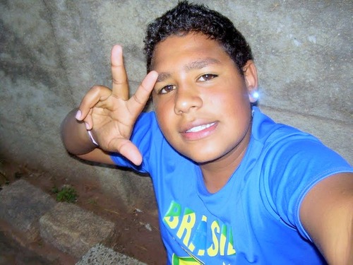 !nao ligo que me olhem da cabeca aos és, pois ninguem fara minha cabeca e ninguem chegara aos meus pés..!