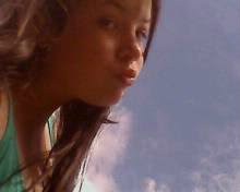 Sou a menina...
 Que mesmo apaixonada...ignora.
Sou a menina que mesmo feliz...chora.
Sou a menina que mesmo timida...chama atenção!!!
by: Heloise
