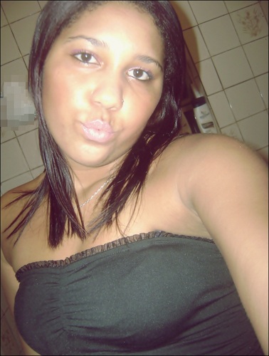 Sou uma 
contradição, dentro de um círculo imperfeito, 
sou aquilo que não desejo que ninguém seja,
mais também sou aquilo que sempre quis ser,
ou quase.