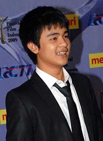 we are ESANERS | always support @esasigit | if you're esaners, go follow this fanbase official esa sigit