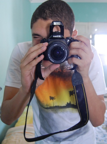 Quando aos ares vou subindo,
extasiado vou sorrindo
nas delícias de voar''