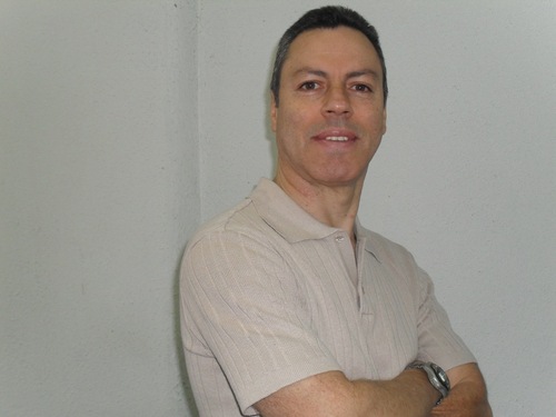Paulista, Casado, 1 filho, 52 anos, Profissional da área de beleza à 21 anos.