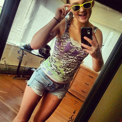 i love people who make me laugh & i love to be happy :) ilml