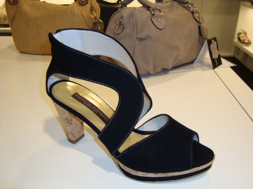 Style Mode & Schoenen leuke winkel met eigentijdse damesmode en schoenen .