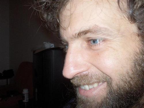 DIOLIGIO's profile picture. Όλα έπρεπε να γίνουν. 
Μόνο η νύχτα
δεν έπρεπε γλυκιά έτσι τώρα να ‘ναι,
να παίζουνε τ’ αστέρια εκεί ψηλά, σαν μάτια...
και σαν να μου γελάνε.