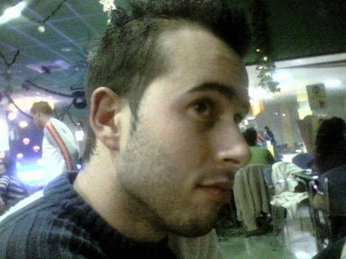 Informático (de los que programan y diseñan bases de datos). Aficionado al ajedrez, poker, fútbol, basket, etc etc...