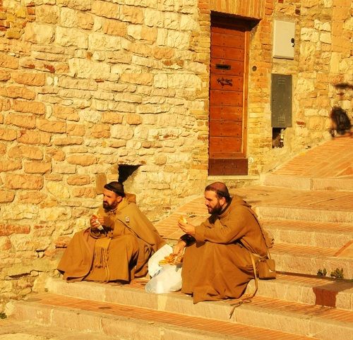 Il loro carisma APPROVATO, oltre la contemplazione, è quello di mandare anime ai sacramenti cattolici, attraverso l'evangelizzazione per le strade del mondo ...