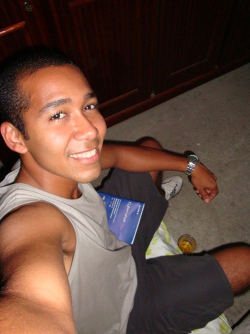 Há anos me procuro. Na esperança de me achar, passo noites e mais noites acordado, folheando meu mundo tão cheio de interrogações.
