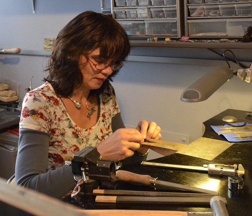 Edelsmeden is mijn passie. In mijn atelier ontwerp/maak ik unieke sieraden en geef ik workshops edelsmeden, zilverklei en zelf je trouwringen maken.