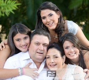 Casado, con tres hijas,amo mi familia, la naturaleza, la educacion, la paz, fomento la cultura del Amor, siendo DIOS el centro de mi vida.