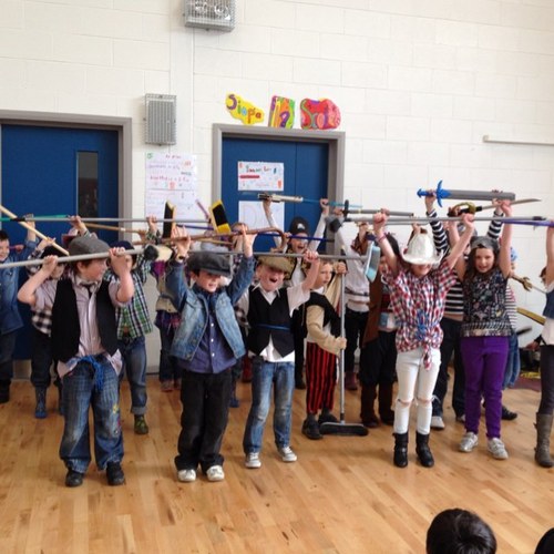 Táimid i Rang 1 i Gaelscoil Ui Fhiaich, Maigh Nuad. Tá 29 sa rang, 14 cailiní agus 15 buachaillí.