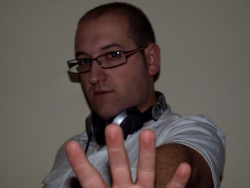 Deejay, aprendiz de musico y productor. Adicto a aprender cosas nuevas cada dia. La musica: EL CENTRO DE MI UNIVERSO