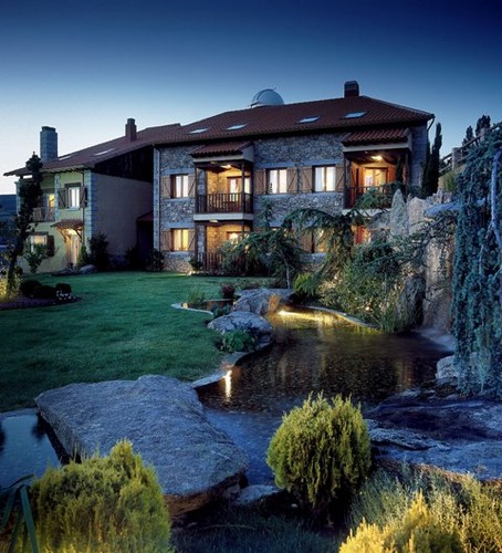 Hotel rural con encanto, en la Sierra de Gredos, perfecto para escapadas. Restaurante innovador y trato personalizado.