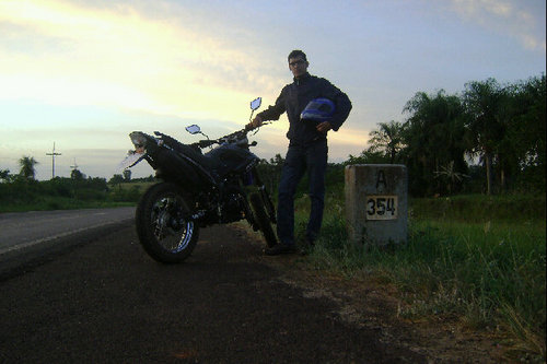 Paraguayo, Motero, Paracaidista, Instructor de Rappel, Abogado y Escribano.