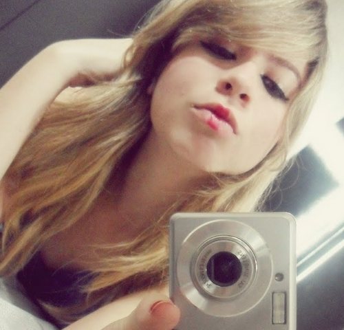 oi sou feia , não gosto de chocolate , meu cabelo é duro, e minha melhor amiga é a @realkarolsantos ♥ e Fim.