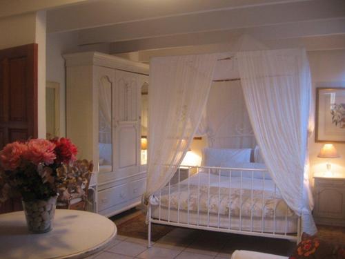 Franschhoek Apartments provide quality accommodation (fully equipped and serviced) for the discerning traveller in a very convenient location at budget prices