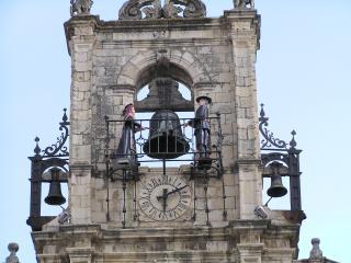 Tras cruzar la Plaza de Santocildes accedemos a la Plaza Mayor, fiel a los cánones de la típica plaza española y presidida por el Ayuntamiento (s. XVIII )