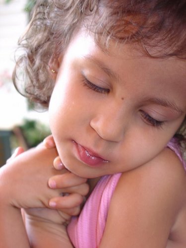 Eu gosto de nadar, dançar, cantar, comer pizza de chocolate. Amo os meus pais, adoro Jesus, amo minhas irmãs e meu sobrinho. Gosto de ler a Bíblia.