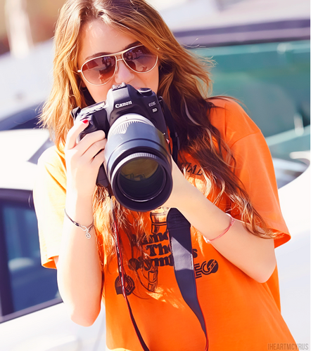 MiIeyFauxCyrus's profile picture. I like long romantic walks, to my fridge.