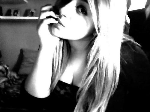 xYajaEK's profile picture. «Se c’è una strada giusta non so ancora qual è,se c’è un uomo giusto non so ancora dov’è. Non so se c'è sempre più su ma non sulla luna.» // EK ‹з