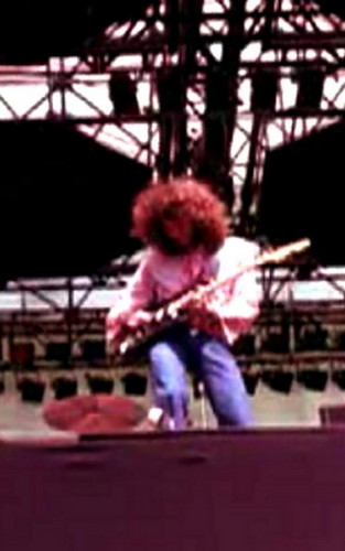 Guitarist,composer & producer.Over 30 years experience live & in studio w/ major artists.
http://t.co/7OvWMT6o