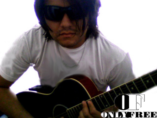GUITARRISTA E COMPOSITOR.
ADORADOR QUE TEM O ROCK NAS VEIAS....