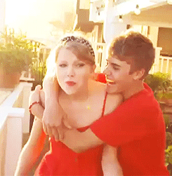 Gostamos de uma cantora que tem como o seu número de sorte: 13 e que cai nas pegadinhas da Ellen. I Love You @taylorswift13. ♥
    Since: 24.02.12