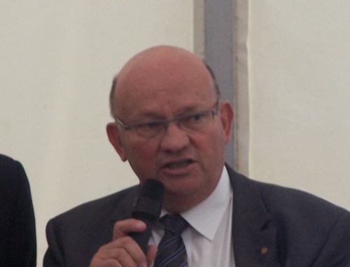 médecin généraliste
 en retraite ancien president du cdom62
 de 93 à 99 et de 2002 à 2011 romancier et peintre.