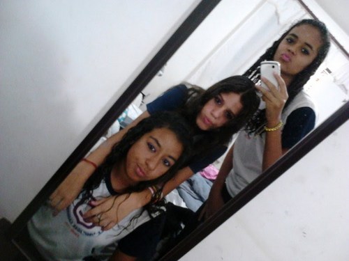 → se for seguir identifique-se.

x  Fαlα mαl dα minhα roupα, fαlα mαl do meu cabelo, mαis tentα me imitαr se olhαndo no espelho (y) mєninα qυє tє єncαntα.....